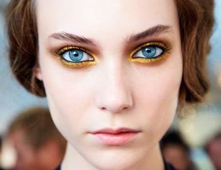 Gold eyeliner for blue eyes