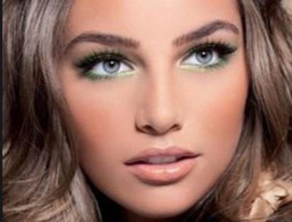 Green eyeliner on blue eyes