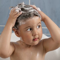 Kid shampooing