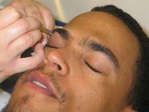 Plucking Eyebrows in Men– How to, Tips and Ways to Reduce Pain
