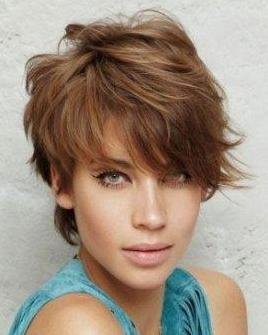 Short wavy hairstyle for long faces
