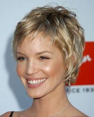 Short wavy hairstyle for oval faces