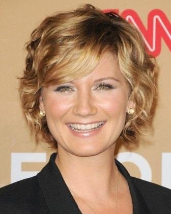 Short wavy hairstyle for square faces1